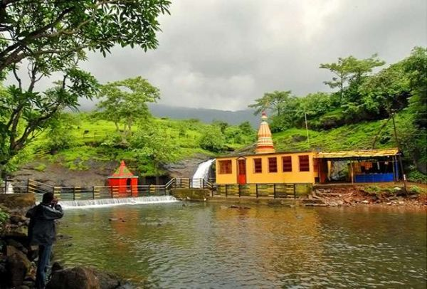 Kondeshwar Temple & Lake: 1hr,15mins/40 kms from Pinewood Resort